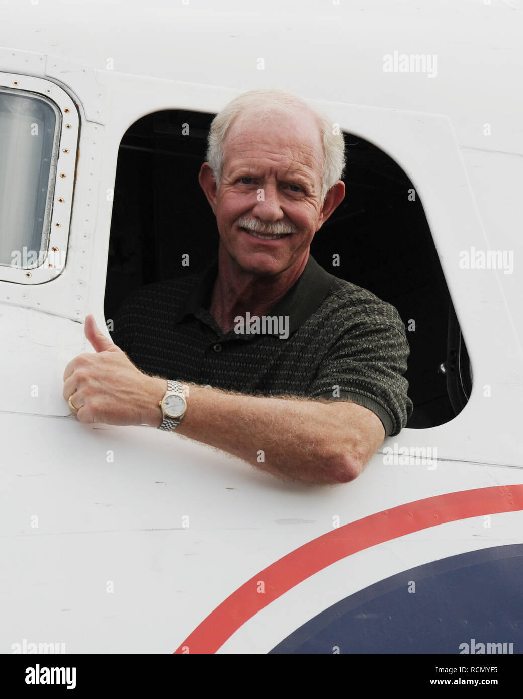 MIAMI, FL - 17 novembre: Capitano 'Sully' Sullenberger e co-pilota Jeff Skiles posano con la storica 1958 DC7 per un beneficio ospitato dal volo storico Foundation. Chesley Burnett 'Sully' Sullenberger, III (sopportato il 23 gennaio 1951) è un pensionato di capitano della compagnia aerea e la sicurezza aerea consulente. Egli è stato salutato come un eroe nazionale negli Stati Uniti quando ha effettuato con successo un'emergenza acqua lo sbarco di US Airways Flight 1549 nel fiume Hudson fuori Manhattan, New York City, dopo che l'aeromobile è stato disabilitato colpendo un branco di oche del Canada durante la sua salita iniziale fuori dall'Aeroporto LaGuardia o Foto Stock