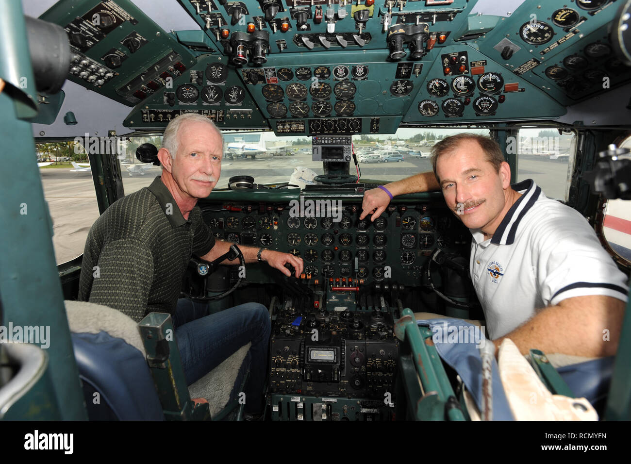 MIAMI, FL - 17 novembre: Capitano 'Sully' Sullenberger e co-pilota Jeff Skiles posano con la storica 1958 DC7 per un beneficio ospitato dal volo storico Foundation. Chesley Burnett 'Sully' Sullenberger, III (sopportato il 23 gennaio 1951) è un pensionato di capitano della compagnia aerea e la sicurezza aerea consulente. Egli è stato salutato come un eroe nazionale negli Stati Uniti quando ha effettuato con successo un'emergenza acqua lo sbarco di US Airways Flight 1549 nel fiume Hudson fuori Manhattan, New York City, dopo che l'aeromobile è stato disabilitato colpendo un branco di oche del Canada durante la sua salita iniziale fuori dall'Aeroporto LaGuardia o Foto Stock