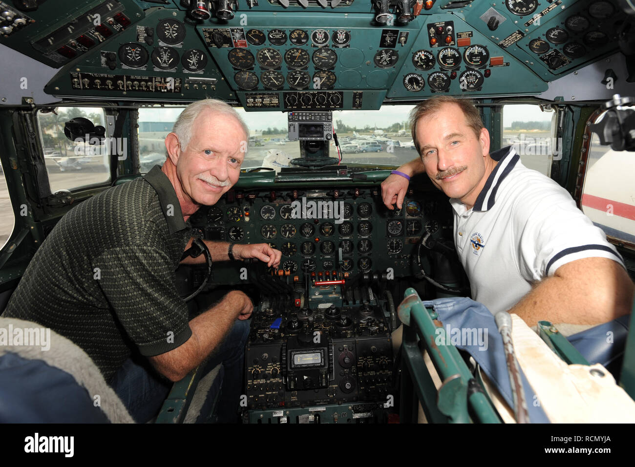 MIAMI, FL - 17 novembre: Capitano 'Sully' Sullenberger e co-pilota Jeff Skiles posano con la storica 1958 DC7 per un beneficio ospitato dal volo storico Foundation. Chesley Burnett 'Sully' Sullenberger, III (sopportato il 23 gennaio 1951) è un pensionato di capitano della compagnia aerea e la sicurezza aerea consulente. Egli è stato salutato come un eroe nazionale negli Stati Uniti quando ha effettuato con successo un'emergenza acqua lo sbarco di US Airways Flight 1549 nel fiume Hudson fuori Manhattan, New York City, dopo che l'aeromobile è stato disabilitato colpendo un branco di oche del Canada durante la sua salita iniziale fuori dall'Aeroporto LaGuardia o Foto Stock