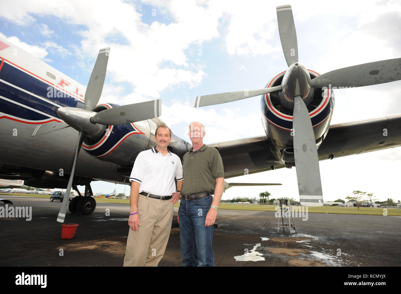 MIAMI, FL - 17 novembre: Capitano 'Sully' Sullenberger e co-pilota Jeff Skiles posano con la storica 1958 DC7 per un beneficio ospitato dal volo storico Foundation. Chesley Burnett 'Sully' Sullenberger, III (sopportato il 23 gennaio 1951) è un pensionato di capitano della compagnia aerea e la sicurezza aerea consulente. Egli è stato salutato come un eroe nazionale negli Stati Uniti quando ha effettuato con successo un'emergenza acqua lo sbarco di US Airways Flight 1549 nel fiume Hudson fuori Manhattan, New York City, dopo che l'aeromobile è stato disabilitato colpendo un branco di oche del Canada durante la sua salita iniziale fuori dall'Aeroporto LaGuardia o Foto Stock