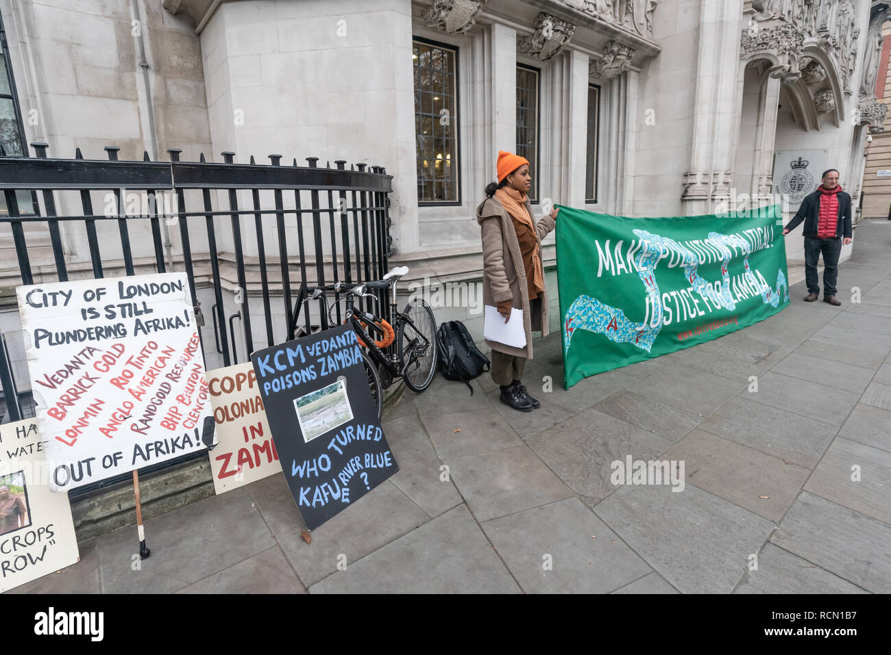 Londra, Regno Unito. Il 15 gennaio 2019. Lamina di attivisti del Vedanta presso la Corte suprema in cui compagnia mineraria britannica Vedanta è accattivante Alta Corte di giustizia e del Tribunale di Appello sentenze che 1.826 agricoltori inquinate dallo Zambia possono avere la loro causa contro la società e la sua controllata Konkola miniere di rame sentito nel Regno Unito. Gli agricoltori dire Konkola miniere di rame hanno inquinato il fiume Kafue dal 2004 con livelli eccessivi di rame, cobalto e manganese causando malattie e decessi, danni alla proprietà e perdita di reddito. Peter Marshall / Alamy Live News Foto Stock