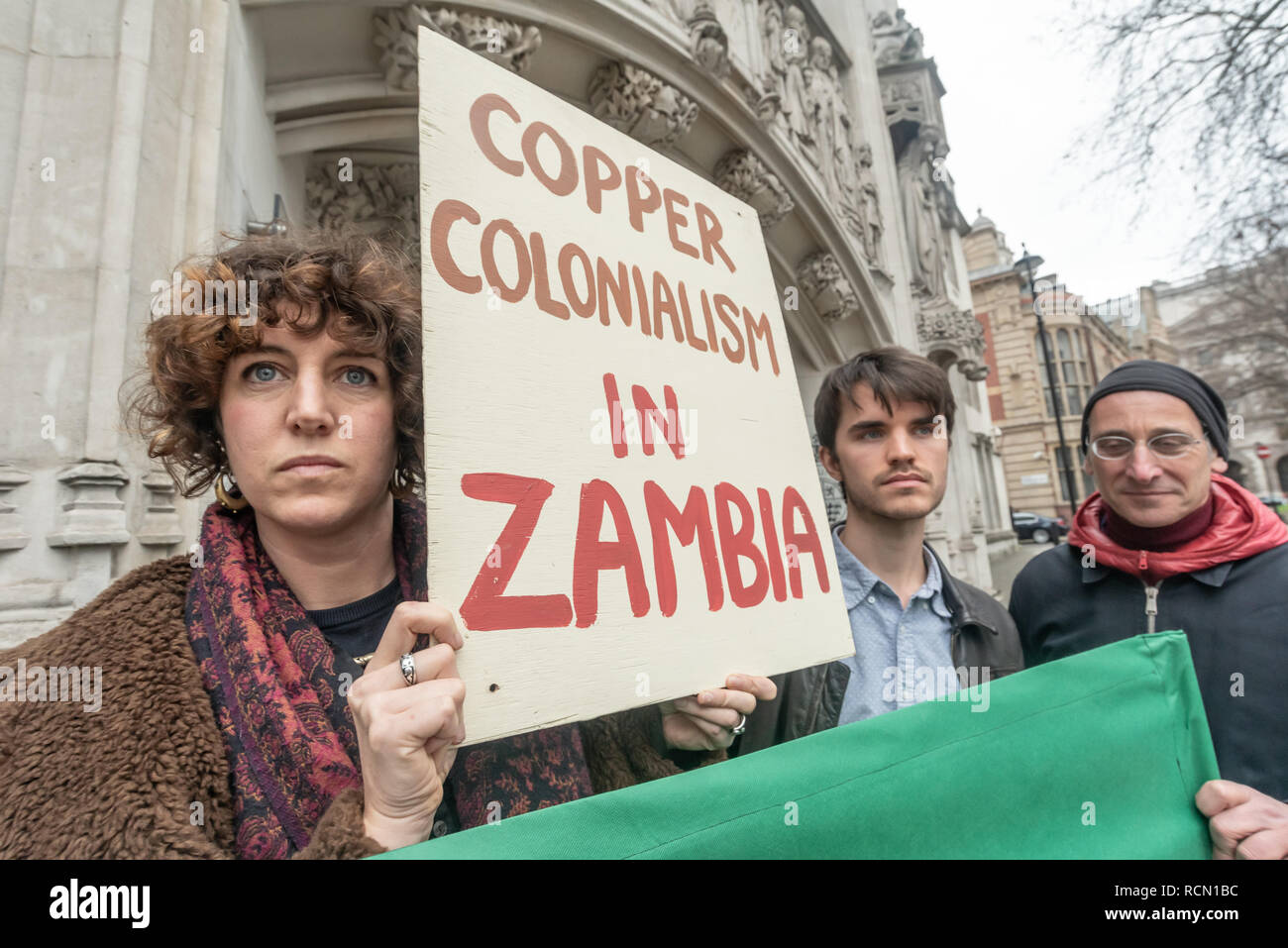 Londra, Regno Unito. Il 15 gennaio 2019. Lamina di attivisti del Vedanta presso la Corte suprema in cui compagnia mineraria britannica Vedanta è accattivante Alta Corte di giustizia e del Tribunale di Appello sentenze che 1.826 agricoltori inquinate dallo Zambia possono avere la loro causa contro la società e la sua controllata Konkola miniere di rame sentito nel Regno Unito. Gli agricoltori dire Konkola miniere di rame hanno inquinato il fiume Kafue dal 2004 con livelli eccessivi di rame, cobalto e manganese causando malattie e decessi, danni alla proprietà e perdita di reddito. Peter Marshall / Alamy Live News Foto Stock