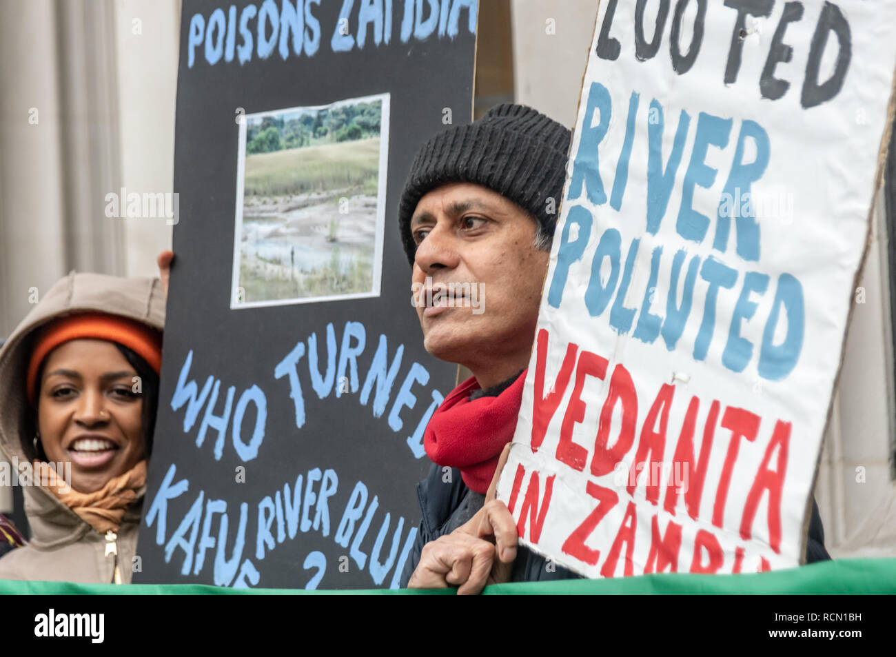 Londra, Regno Unito. Il 15 gennaio 2019. Lamina di attivisti del Vedanta presso la Corte suprema in cui compagnia mineraria britannica Vedanta è accattivante Alta Corte di giustizia e del Tribunale di Appello sentenze che 1.826 agricoltori inquinate dallo Zambia possono avere la loro causa contro la società e la sua controllata Konkola miniere di rame sentito nel Regno Unito. Gli agricoltori dire Konkola miniere di rame hanno inquinato il fiume Kafue dal 2004 con livelli eccessivi di rame, cobalto e manganese causando malattie e decessi, danni alla proprietà e perdita di reddito. Peter Marshall / Alamy Live News Foto Stock