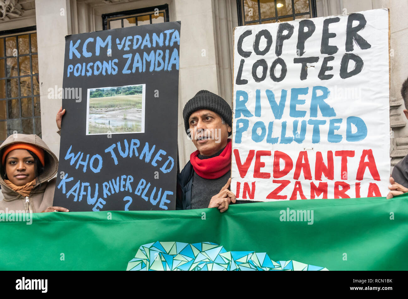 Londra, Regno Unito. Il 15 gennaio 2019. Lamina di attivisti del Vedanta presso la Corte suprema in cui compagnia mineraria britannica Vedanta è accattivante Alta Corte di giustizia e del Tribunale di Appello sentenze che 1.826 agricoltori inquinate dallo Zambia possono avere la loro causa contro la società e la sua controllata Konkola miniere di rame sentito nel Regno Unito. Gli agricoltori dire Konkola miniere di rame hanno inquinato il fiume Kafue dal 2004 con livelli eccessivi di rame, cobalto e manganese causando malattie e decessi, danni alla proprietà e perdita di reddito. Peter Marshall / Alamy Live News Foto Stock