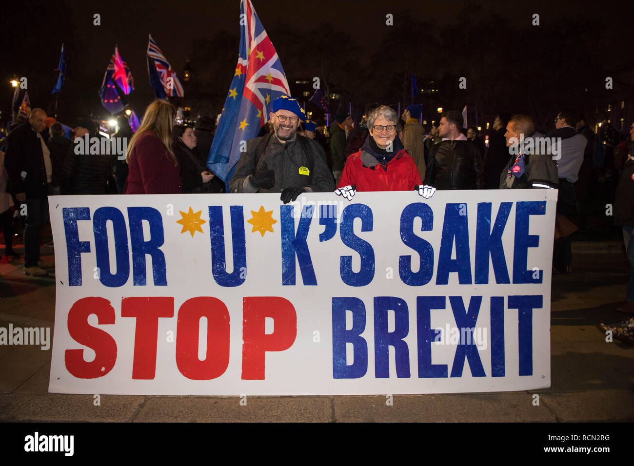 Londra, Regno Unito. 15 gennaio, 2019. Anti Brexit attivisti al di fuori della House of Commons il giorno MPs votare su Theresa Maggio Brexit della trattativa. Credito: Michael Tubi/Alamy Live News Foto Stock