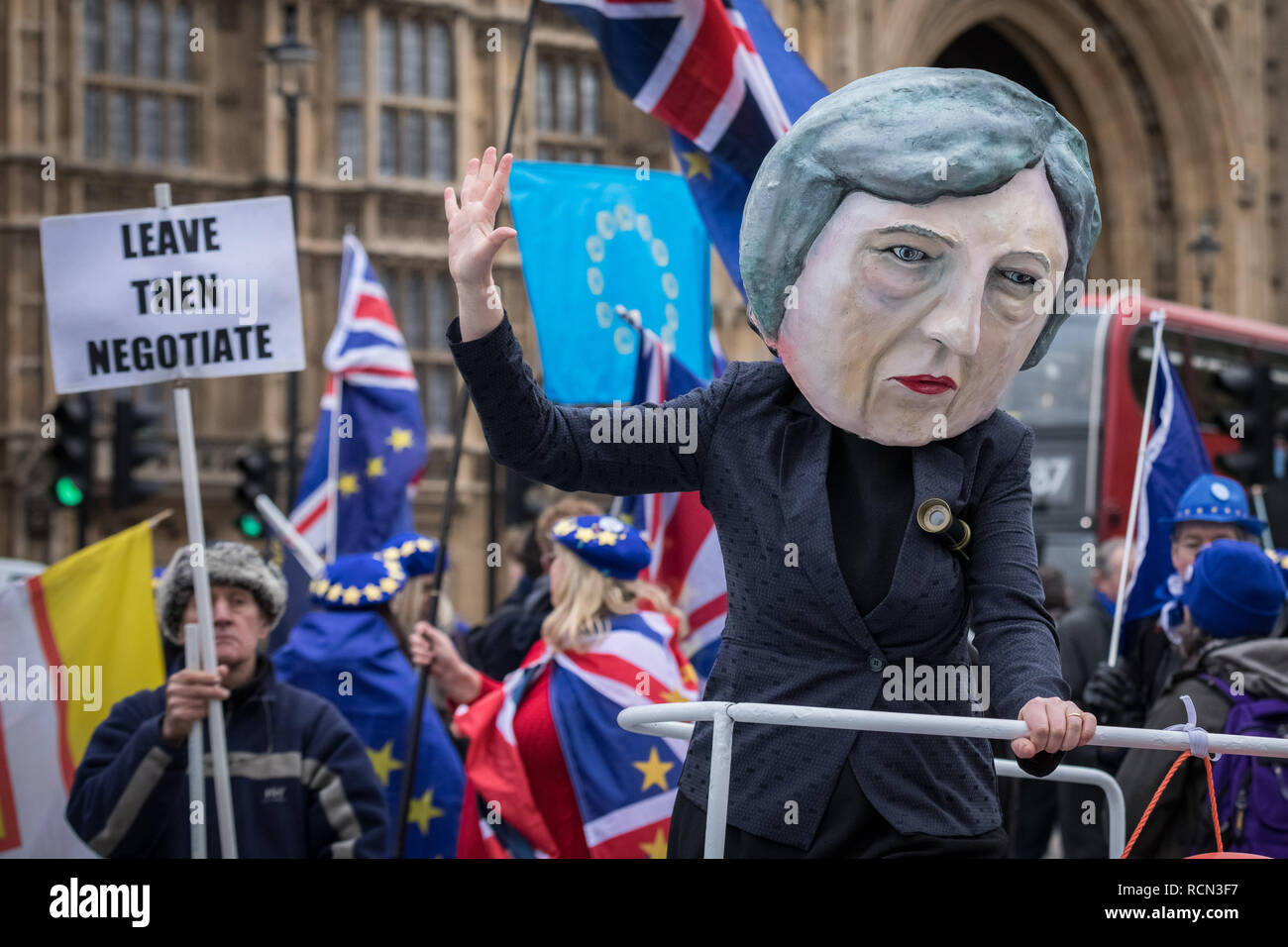 Londra, Regno Unito. Il 15 gennaio 2019. Pro-Brexit e rimangono i gruppi di protesta al di fuori di Westminster agli edifici del Parlamento sul giorno del "voto significativa' sul Primo Ministro Theresa Maggio Brexit del ritiro della trattativa. Credito: Guy Corbishley/Alamy Live News Foto Stock