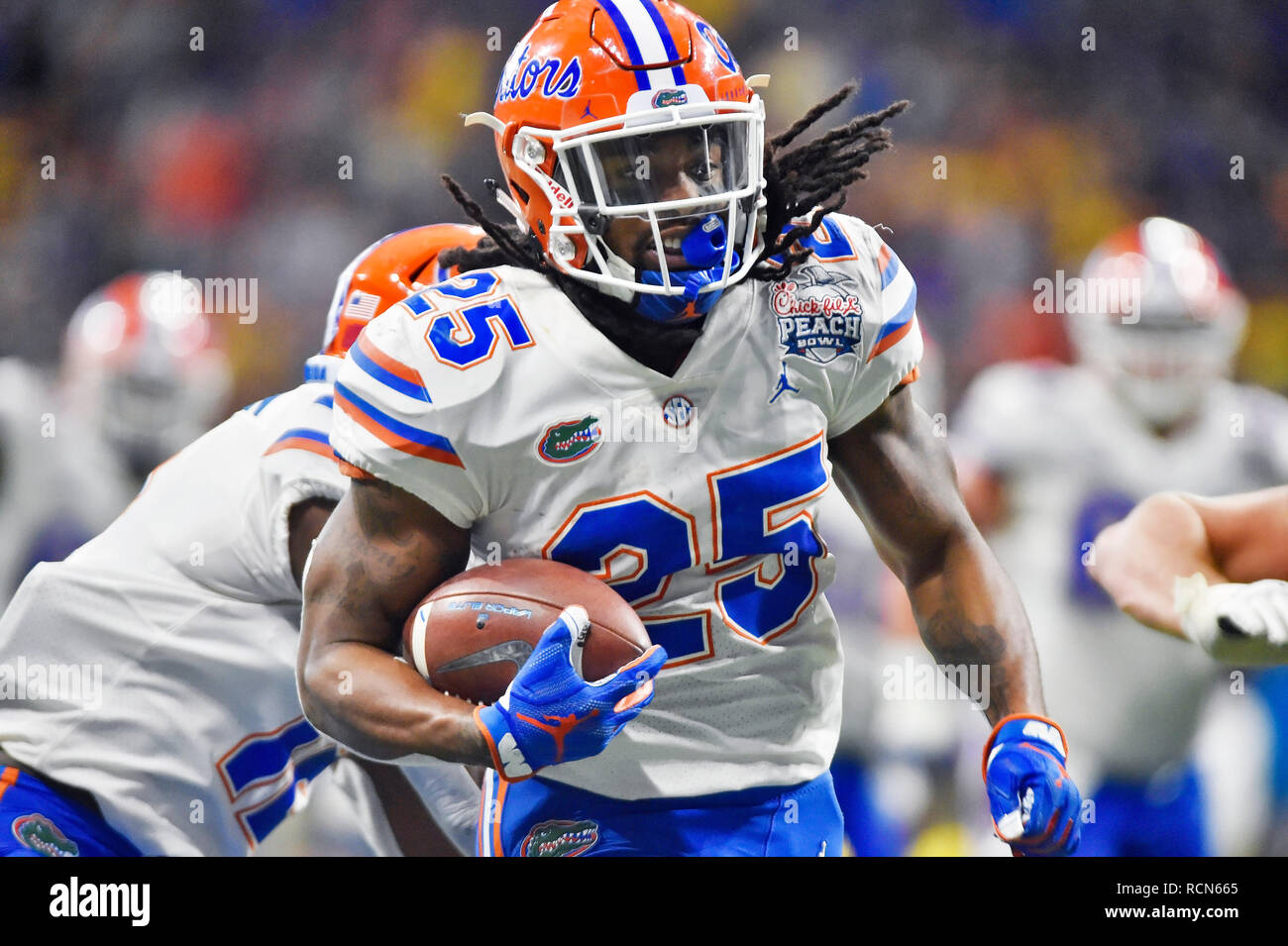 Atlanta, GA, Stati Uniti d'America. 29 Dic, 2018. Florida Gators running back Giordania Scarlett corre verso la zona di estremità durante il quarto trimestre di un collegio di NCAA Football gioco contro il Michigan ghiottoni durante il Chic-Fil-una ciotola di pesche al Mercedes-Benz Stadium di Atlanta, GA. Austin McAfee/CSM/Alamy Live News Foto Stock