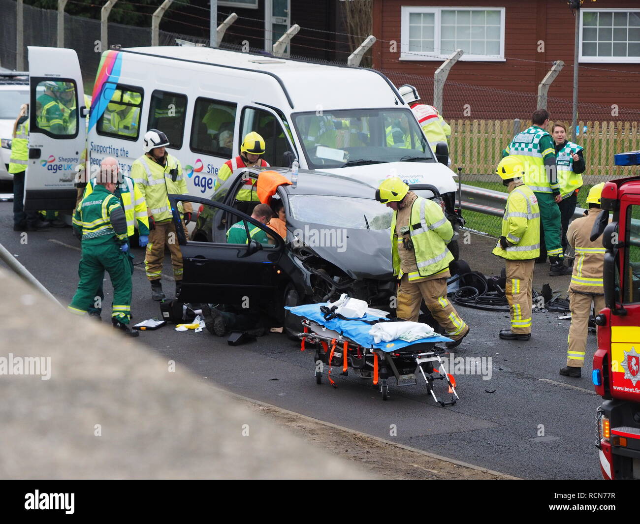 Sheerness, Kent, Regno Unito. 16 gennaio, 2019. Un RTC gravi che comportano un'età UK minibus e si è verificato un auto questa mattina a Sheerness, Kent vicino a Barton - il punto su Marine Parade intorno a 10am (con la strada è ancora bloccata a 11.30). L'incidente è stato frequentato da un gran numero di emergenza di veicoli di servizio e la strada costiera chiusa. Aggiornamento: quattro passeggeri anziani e il conducente della vettura è stato prendere in ospedale con la testa e il retro delle lesioni in seguito all'incidente. Aggiornamento 2 (XVII Jan): Tristemente una donna anziana è morto durante la notte in seguito all'incidente. Credito: James Bell/Alamy Live News Foto Stock
