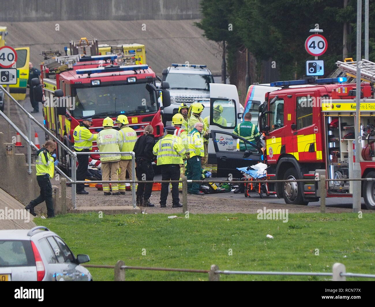Sheerness, Kent, Regno Unito. 16 gennaio, 2019. Un RTC gravi che comportano un'età UK minibus e si è verificato un auto questa mattina a Sheerness, Kent vicino a Barton - il punto su Marine Parade intorno a 10am (con la strada è ancora bloccata a 11.30). L'incidente è stato frequentato da un gran numero di emergenza di veicoli di servizio e la strada costiera chiusa. Aggiornamento: quattro passeggeri anziani e il conducente della vettura è stato prendere in ospedale con la testa e il retro delle lesioni in seguito all'incidente. Aggiornamento 2 (XVII Jan): Tristemente una donna anziana è morto durante la notte in seguito all'incidente. Credito: James Bell/Alamy Live News Foto Stock