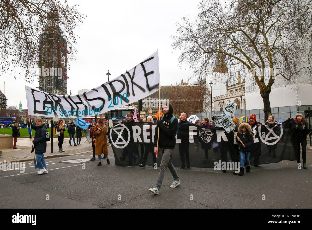 I dimostranti sono visti tenendo striscioni e cartelloni durante la protesta. Un gruppo di cambiamento climatico attivisti da terra Strike UK sono visti in Westminster per dimostrare a salvare il pianeta. Foto Stock