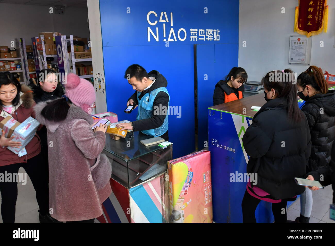 Taiyuan cinese nella provincia di Shanxi. 15 gennaio, 2019. Zhang Xin (4 L), la testa di un Cainiao locale stazione di rete, controlla un cliente di esprimere il numero di tracking in Taiyuan, nel nord della Cina di nella provincia di Shanxi, Gennaio 15, 2019. Come il Festival di Primavera di approcci e di società e-commerce " shopping on line promozioni kick off, Zhang Xin e i suoi colleghi hanno per gestire 3,000-5.000 pacchi ogni giorno. Nonostante il carico di lavoro pesante, Zhang Xin tenta di offrire il servizio migliore per comodità del cliente. Credito: Cao Yang/Xinhua/Alamy Live News Foto Stock