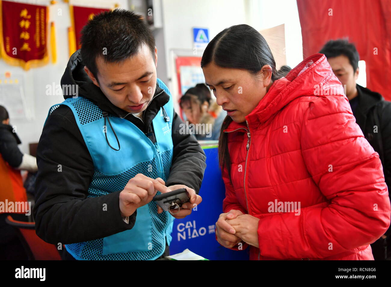 Taiyuan cinese nella provincia di Shanxi. 15 gennaio, 2019. Zhang Xin (L), la testa di un Cainiao locale stazione di rete, controlla un cliente di esprimere il numero di tracking in Taiyuan, nel nord della Cina di nella provincia di Shanxi, Gennaio 15, 2019. Come il Festival di Primavera di approcci e di società e-commerce " shopping on line promozioni kick off, Zhang Xin e i suoi colleghi hanno per gestire 3,000-5.000 pacchi ogni giorno. Nonostante il carico di lavoro pesante, Zhang Xin tenta di offrire il servizio migliore per comodità del cliente. Credito: Cao Yang/Xinhua/Alamy Live News Foto Stock