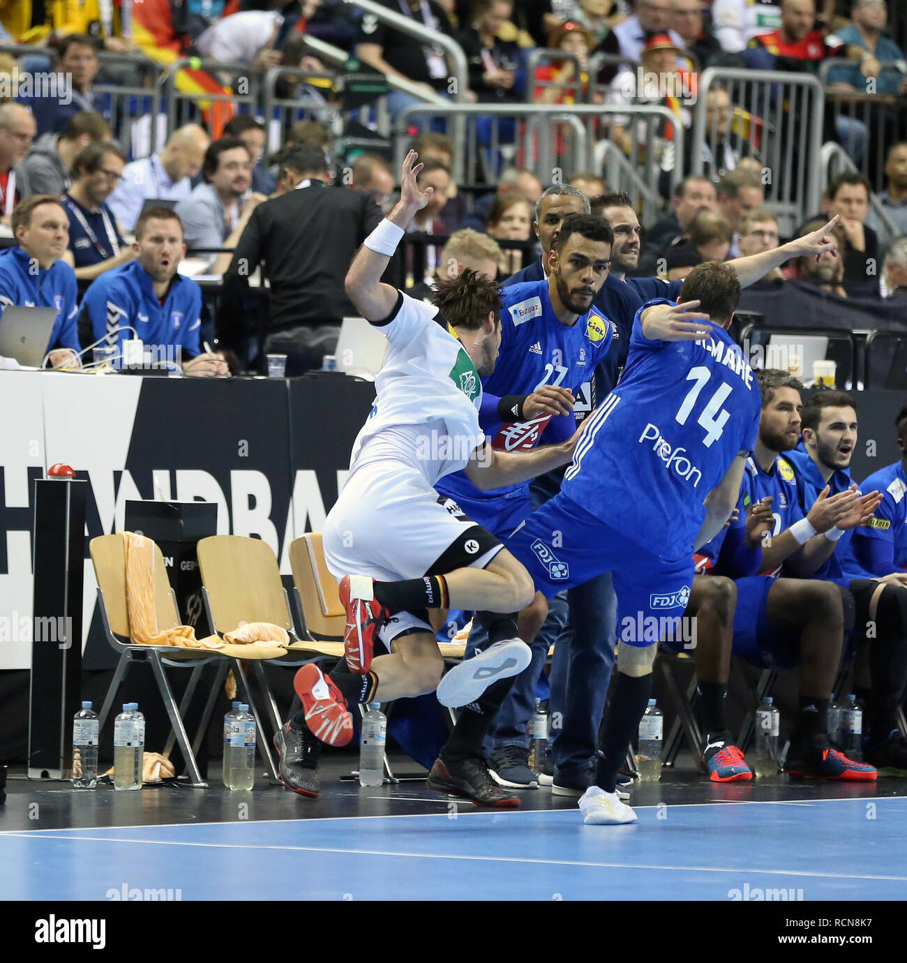 Berlino, Germania. Xv gennaio, 2019.Uwe Gensheimer per la Germania (3) e Kentin Mahe per la Francia (14) bump in ogni altro credito: Mickael Chavet/Alamy Live News Foto Stock