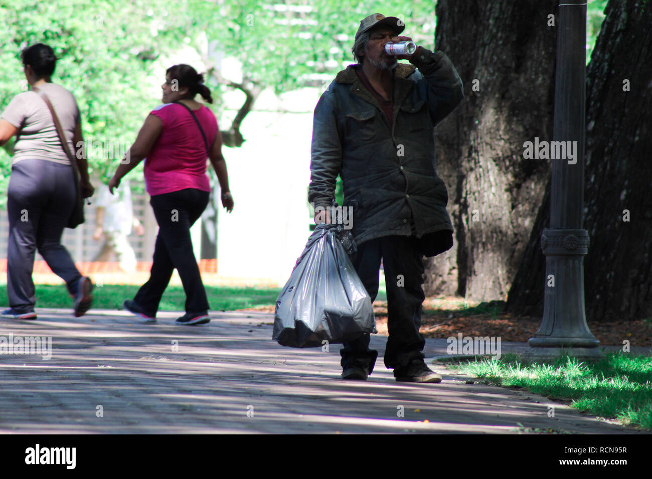 BUENOS AIRES, AR - 04.01.2019: estrema povertà sta crescendo in latino AMERIC - estrema povertà in America Latina ha il tasso peggiore in dieci anni secondo la CEPAL&#39;s relazione. Secondo l'entità&#39;s mento, nt, uno in cinque Latin American lavoratori ha redditi belhe pty lty linea di quel paese. Nel 2002, vi ere sono state di circa 57 milioni di persone in stato di povertà in America Latina. Questo numero è aumentato a 62 milioni nel 2017 e lo scorso anno, nel 2018, la cifra potrebbe raggiungere i 63 milioni, secondo la CEPAL&#39;ojectiontion. Nella foto, una persona in una situazione di strada nella città di Buenoses, capitale Foto Stock