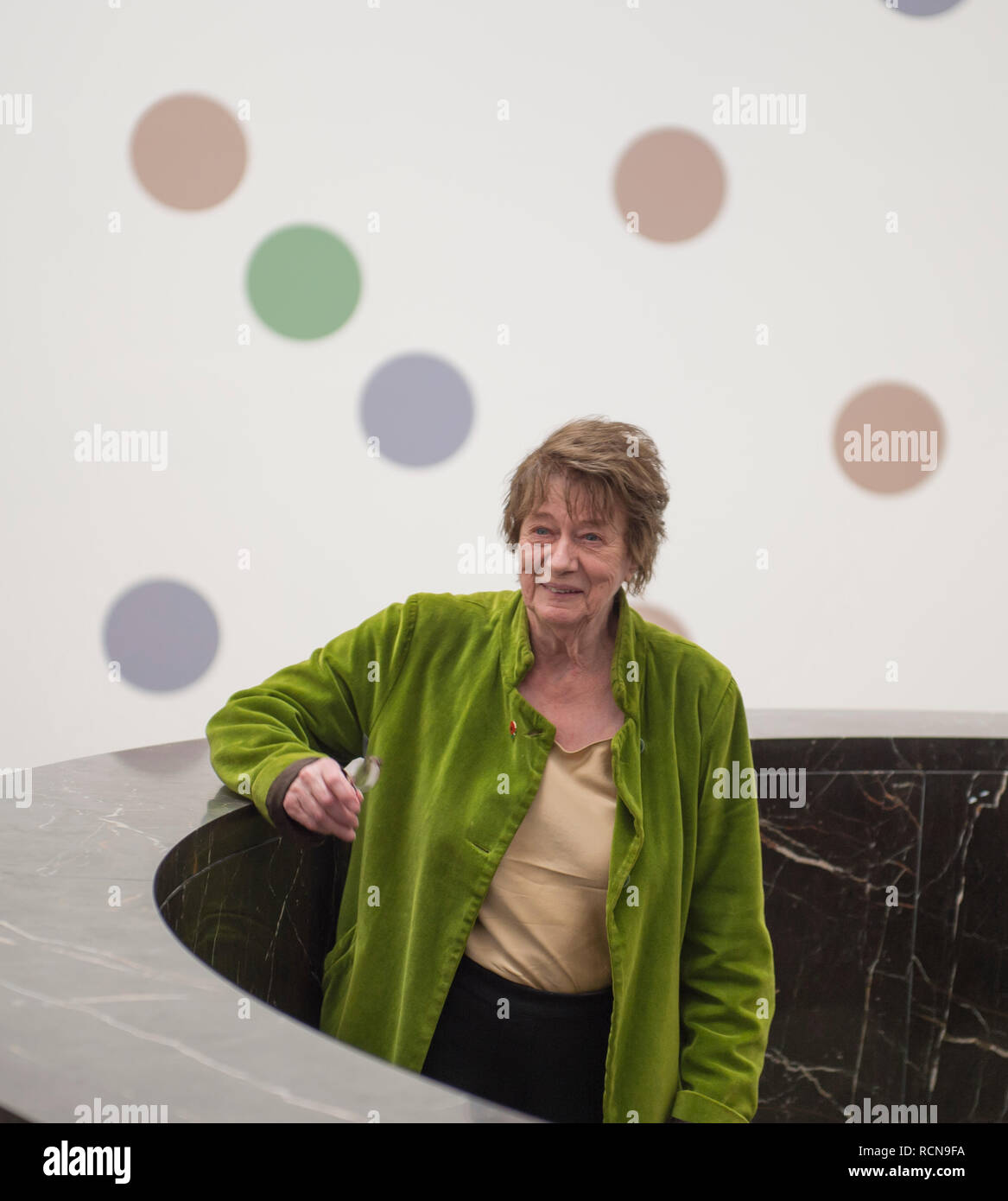 National Gallery di Londra, Regno Unito. Il 16 gennaio, 2019. "Messaggeri", una nuova grande opera permanente di Bridget Riley, è svelato dall'artista presso la Galleria Nazionale. Il muro dipinto dal British artista astratto campate 10 x 20 metri. Una combinazione di dischi colorati, messaggeri è dipinta direttamente sulla superficie della galleria del Annenberg corte. Credito: Malcolm Park/Alamy Live News. Foto Stock