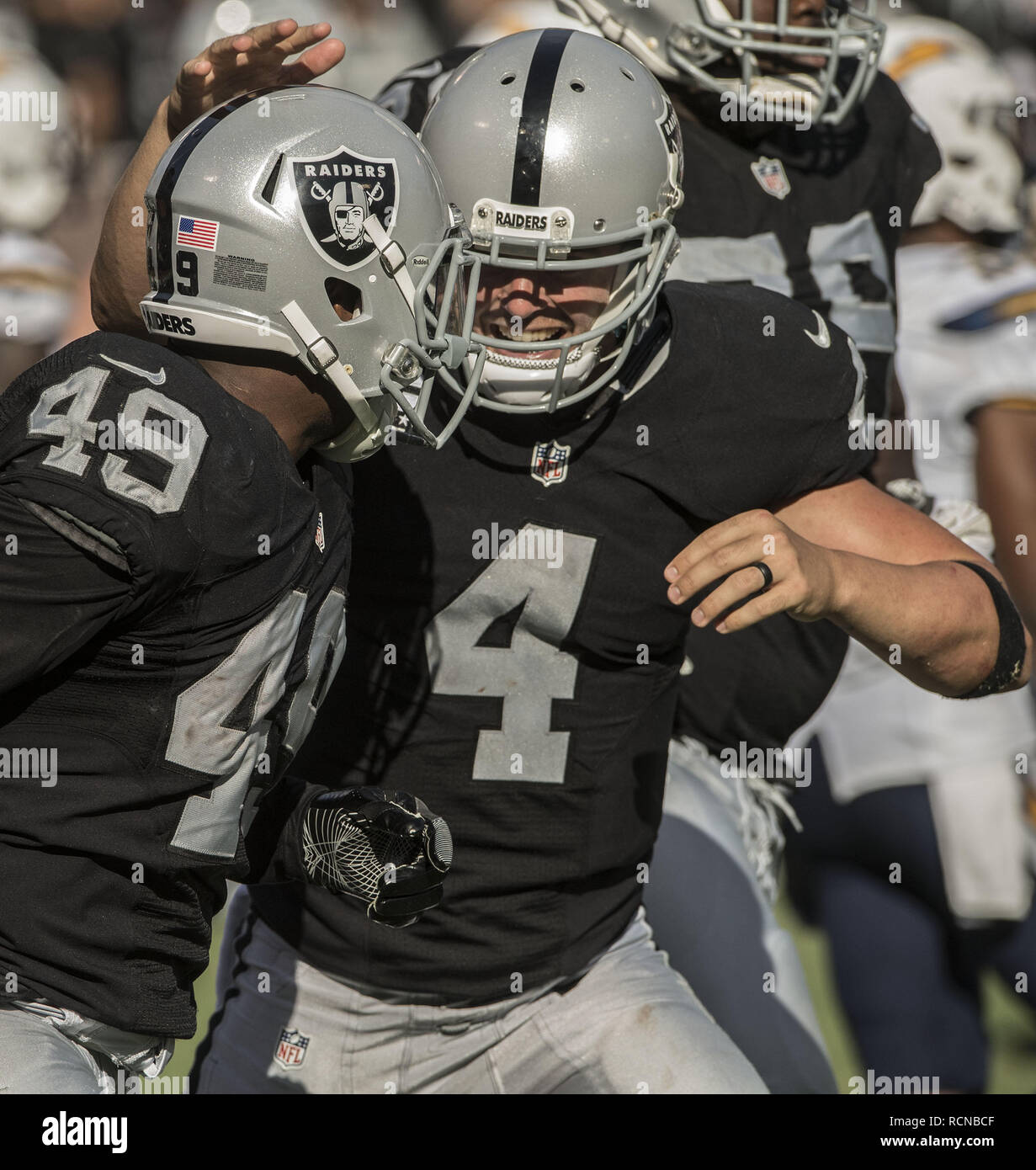 Oakland, la California, Stati Uniti d'America. 9 Ott, 2016. Oakland Raiders fullback Jamize Olawale (49) e il quarterback Derek Carr (4) celebrare touchdown Domenica, Ottobre 9, 2016 a O.co Coliseum a Oakland, in California. I raider hanno sconfitto i caricatori 34-31. Credito: Al di Golub/ZUMA filo/Alamy Live News Foto Stock