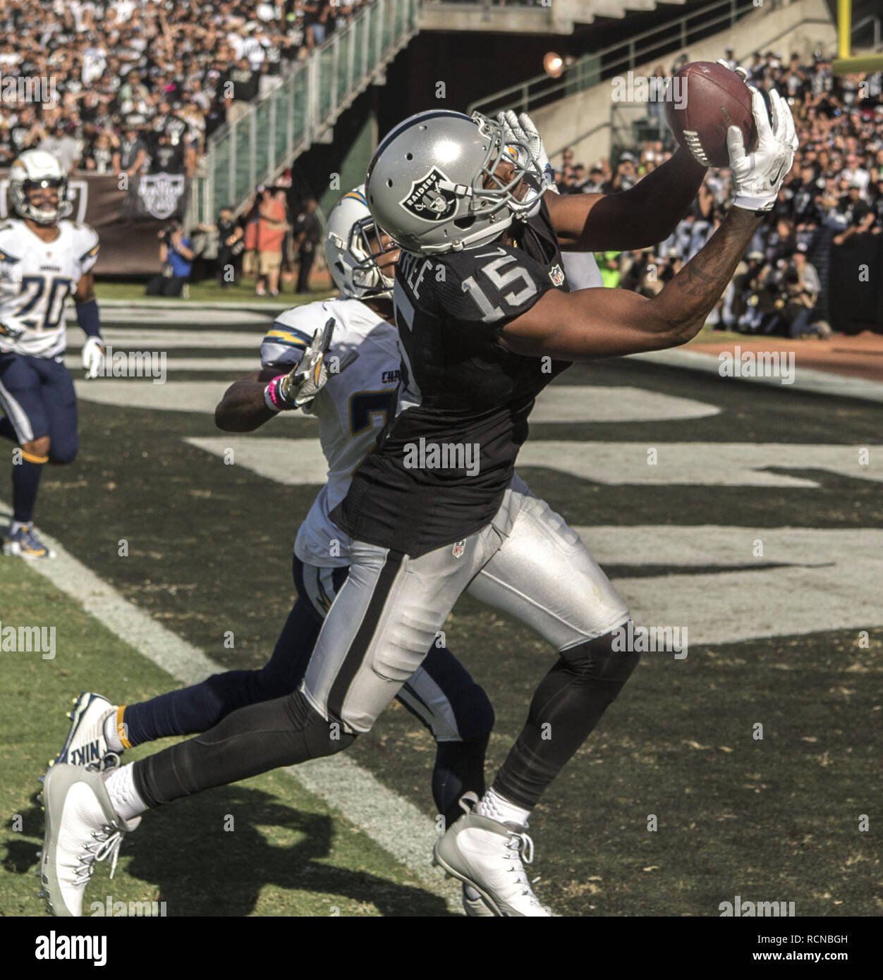 Oakland, la California, Stati Uniti d'America. 9 Ott, 2016. Oakland Raiders wide receiver Michael Crabtree (15) Catture touchdown Domenica, Ottobre 9, 2016 a O.co Coliseum a Oakland, in California. I raider hanno sconfitto i caricatori 34-31. Credito: Al di Golub/ZUMA filo/Alamy Live News Foto Stock