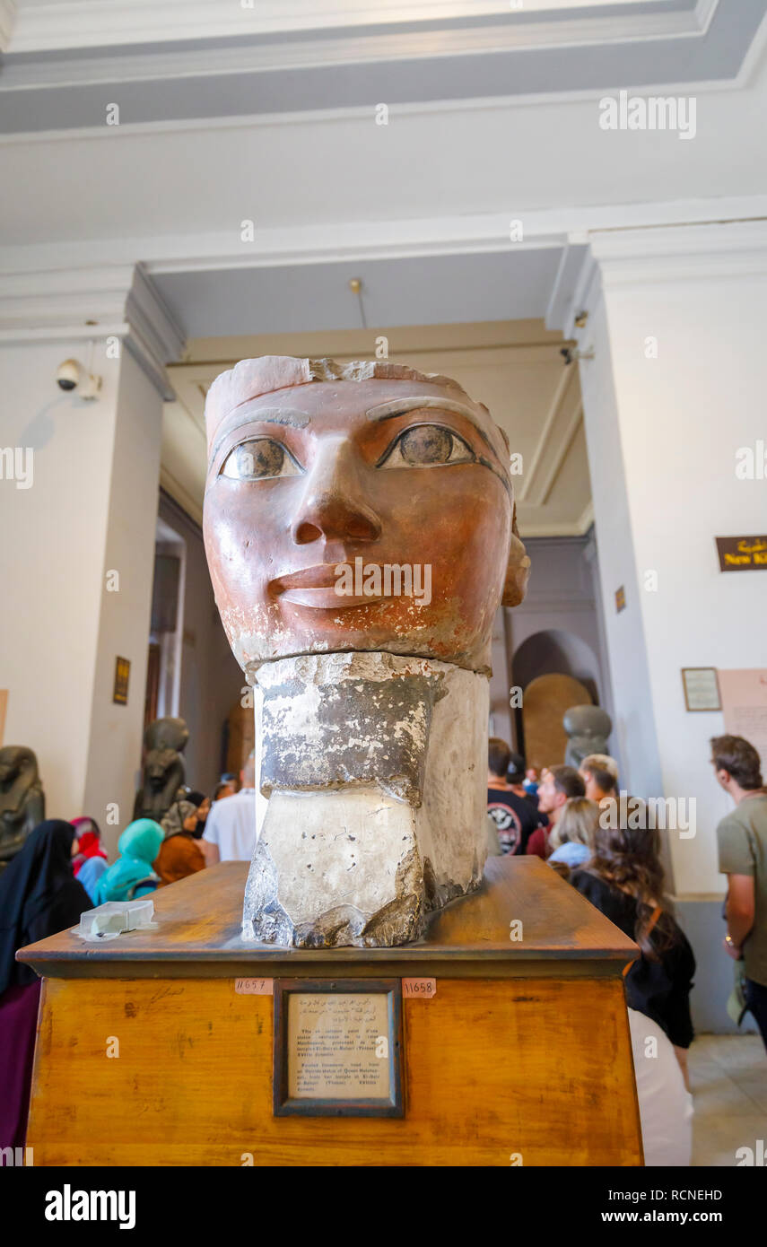 In calcare dipinto testa del XVIII dinastia faraone Regina Hatshepsut, una mostra nel Museo delle Antichità egiziano (Museo del Cairo), il Cairo, Egitto Foto Stock