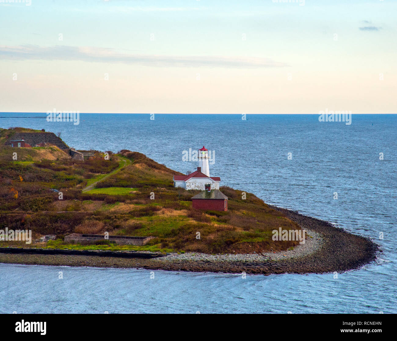 Il faro di Georges isola nel porto di Halifax, Nova Scotia fu costruito nel 1917 ed è gestito dalla Guardia Costiera canadese. Foto Stock