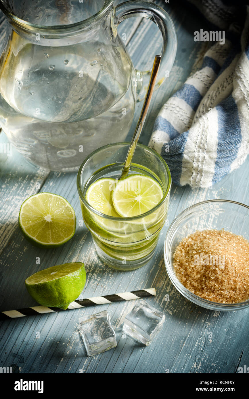 Dissetanti drink di calce con fette di frutta in vetro - primo piano Foto Stock