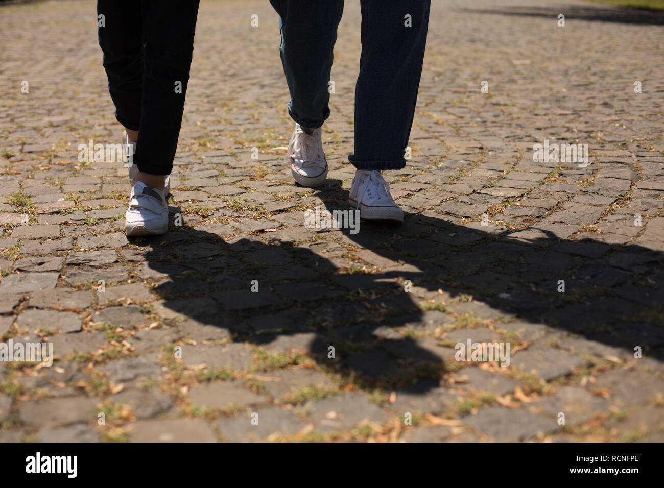 Madre e figlio dopo la scuola Foto Stock