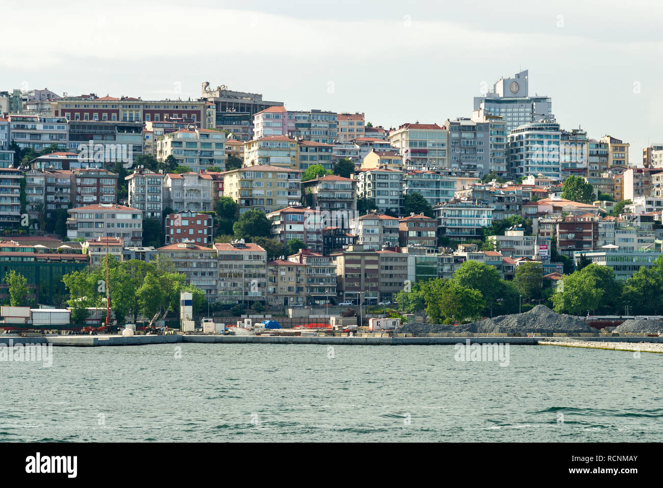 Edifici nella zona Besiktas di Istanbul dalle parti dello stretto del Bosforo, Istanbul, Turchia Foto Stock