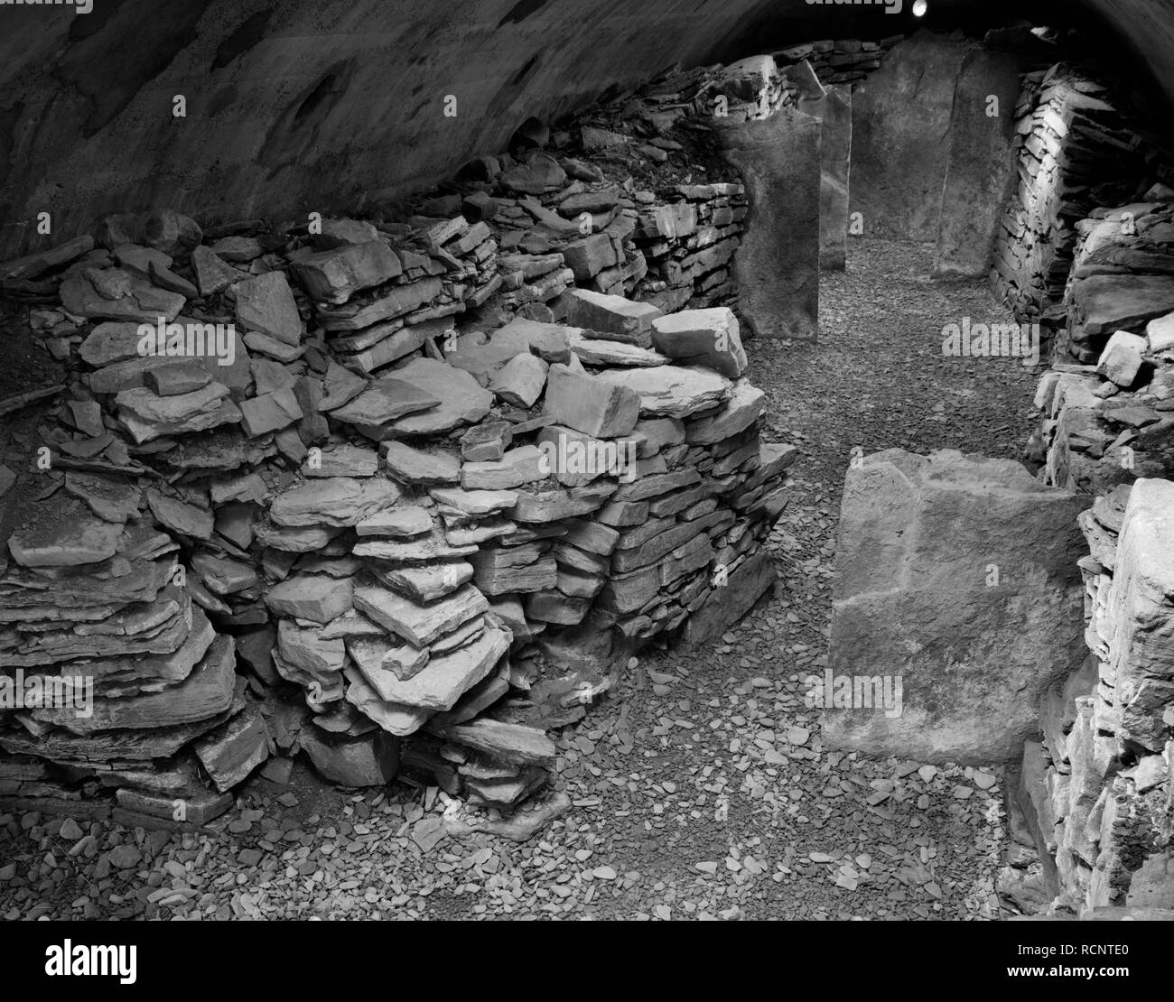 Western due terzi degli interni del Neolitico Blackhammer chambered cairn, Rousay, Orkney, visto dalla parte opposta al passaggio di ingresso frontale visibile L. Foto Stock