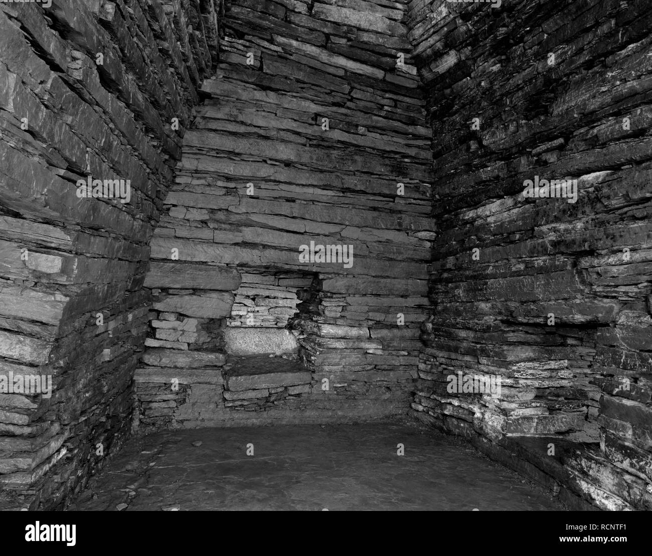 Visualizzare NNW della camera principale di Cuween Hill Neolitico chambered cairn, Continentale, Orkney, mostrando degli ingressi al W (L), NW & NE (R) camere laterali. Foto Stock