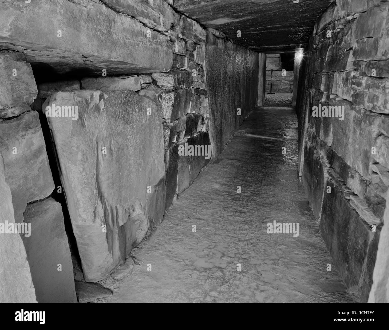 Vista interna di passaggio di entrata di Maes Howe Neolitico chambered cairn, isole Orcadi Scozia, Regno Unito, cercando NE dal porta-controlli alla camera principale. Foto Stock