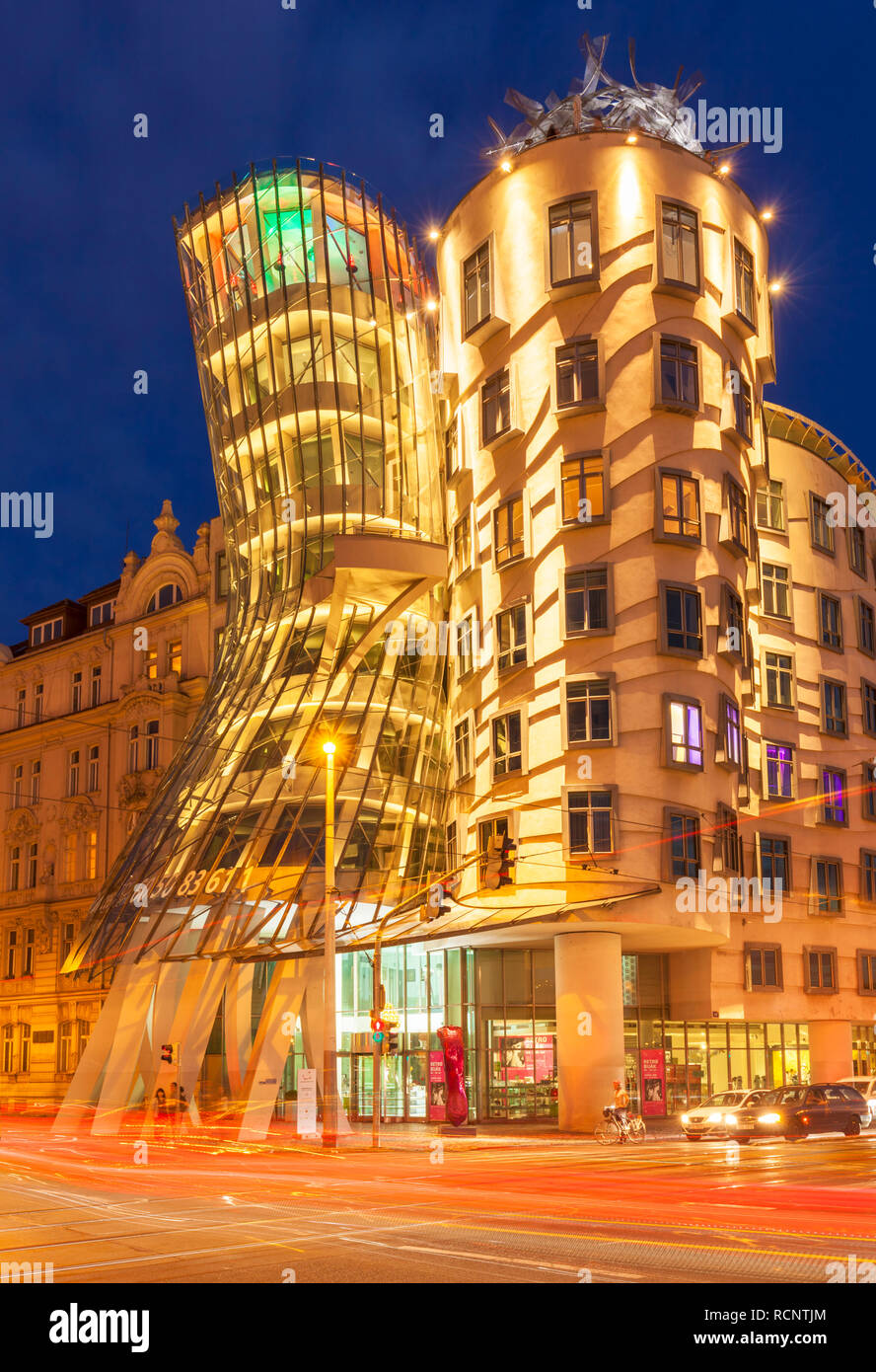 Prague Dancing House o Ginger e Fred di notte da Frank Gehry, occupato semaforo sentieri, Praga, Boemia, Repubblica ceca, Unione Europea, Europa Foto Stock