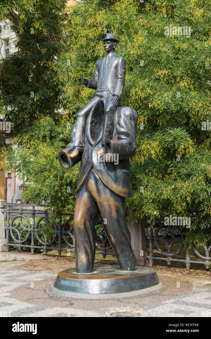 Statua di bronzo di Franz Kafka da Jaroslav Róna Vězeňská Street nel quartiere ebraico di Praga, Repubblica Ceca Praga Europa Foto Stock