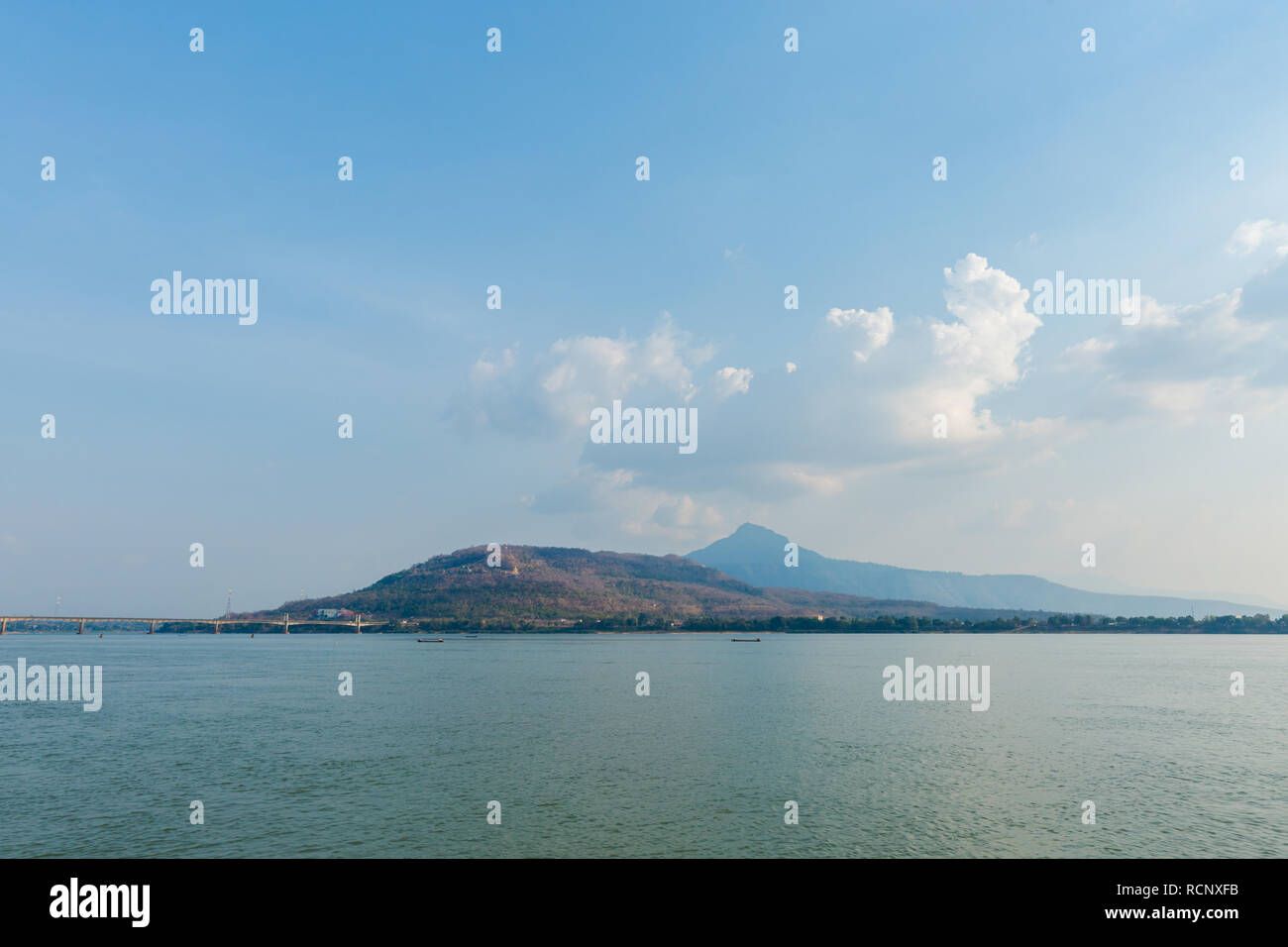 Bella vista ho Pakse città nel sud Laos. Ladscape con fiume Mekhong nel sud est asiatico. Foto Stock