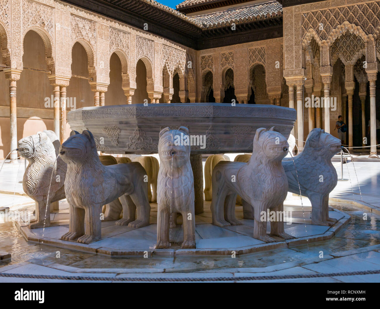 Leone in marmo fontana e bacino di alabastro, Palazzo dei Leoni, Nasrid Palace, Alhambra di Granada, Andalusia, Spagna Foto Stock