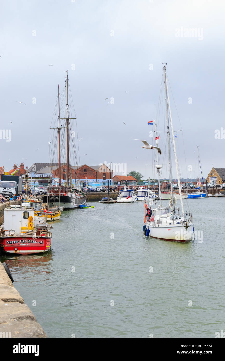 Ormeggiate barche da pesca e nave a vela si avvicinano i pozzetti-next-mare Porto, North Norfolk, Inghilterra, Regno Unito Foto Stock