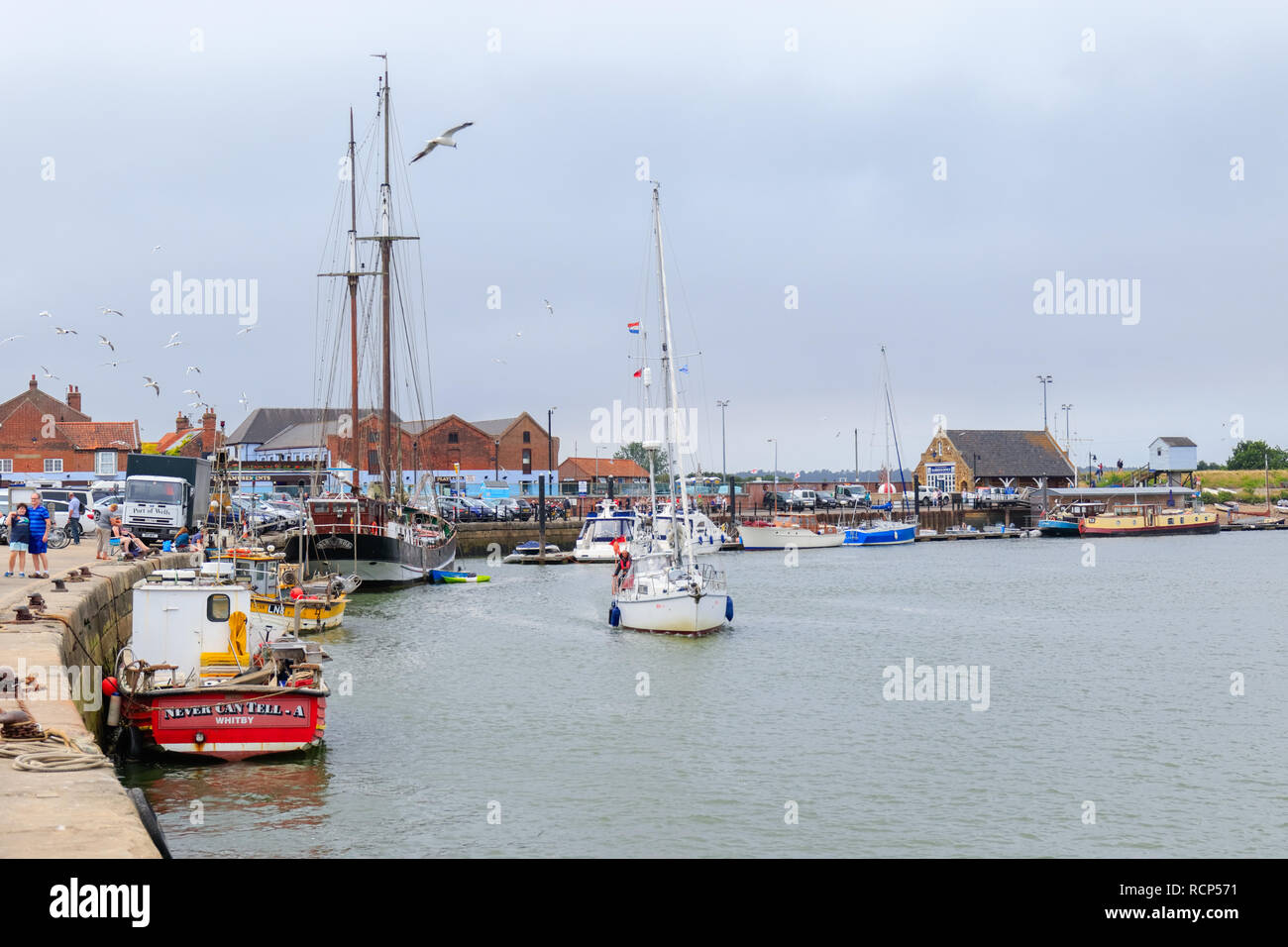 Ormeggiate barche da pesca e nave a vela si avvicinano i pozzetti-next-la-porto di mare, North Norfolk, Inghilterra, Regno Unito Foto Stock
