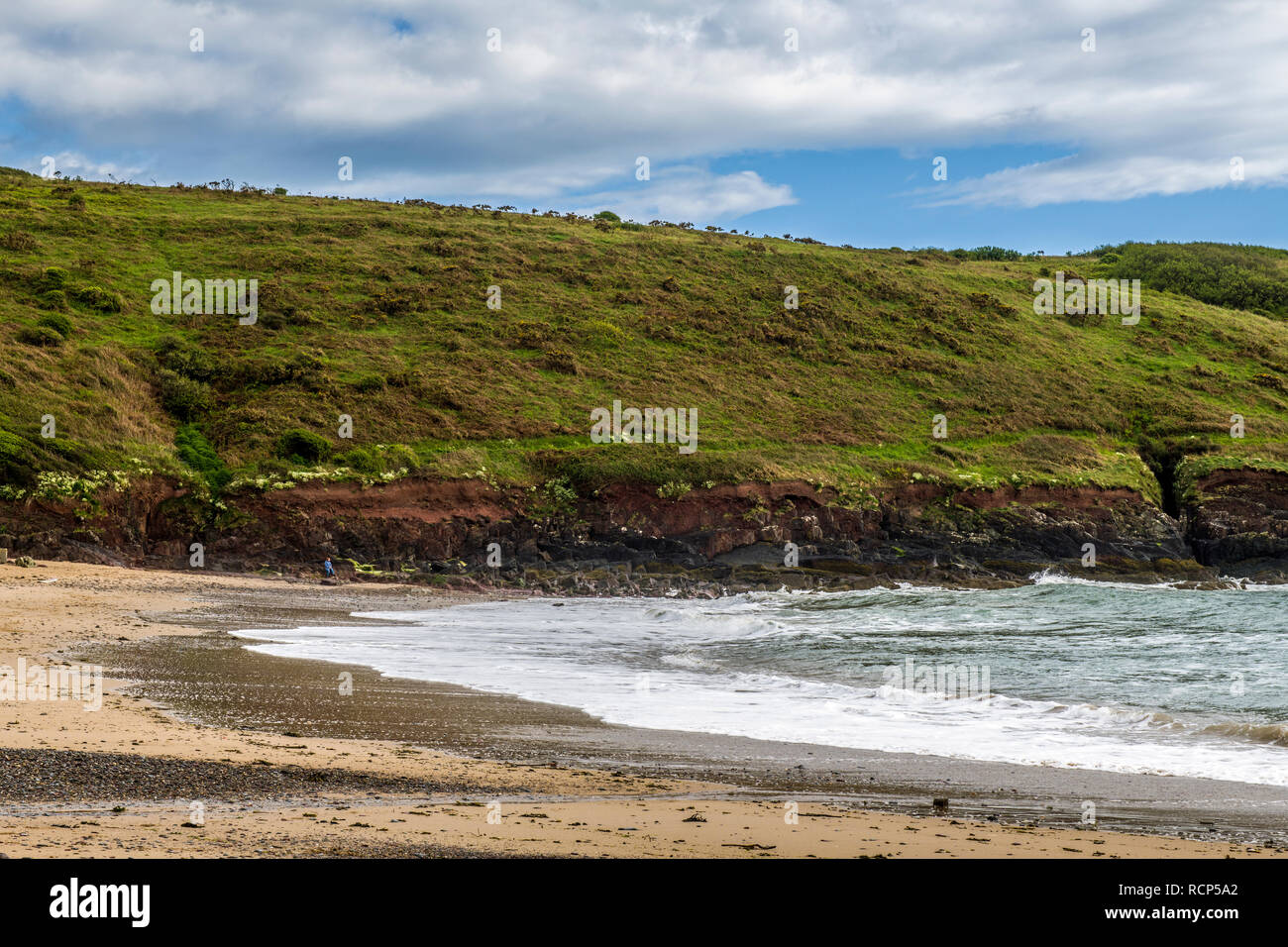 Manorbier Beach sulla South Pembrokeshire Coast West Wales su un soleggiato giorno di maggio. Foto Stock