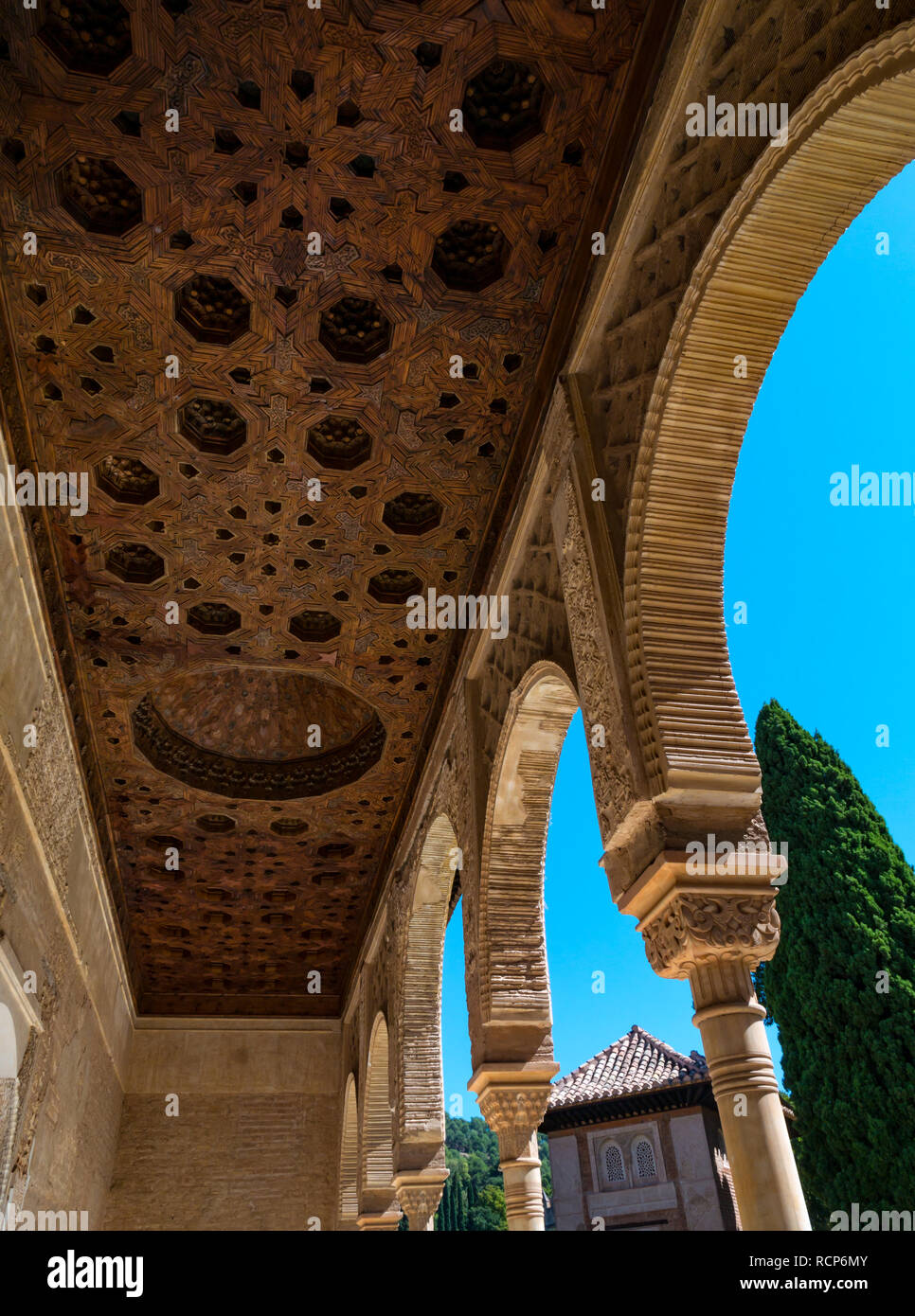 Palazzo Partal Dettaglio del soffitto e giardino, Alhambra Palace, Granada, Andalusia, Spagna Foto Stock