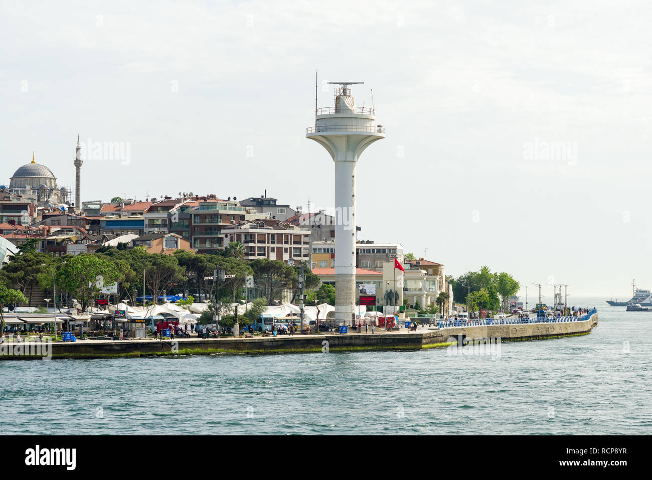 Il traffico sul Fiume torre e gli edifici nella zona di Üsküdar di Istanbul dalle parti dello stretto del Bosforo in una giornata di sole, Istanbul, Turchia Foto Stock