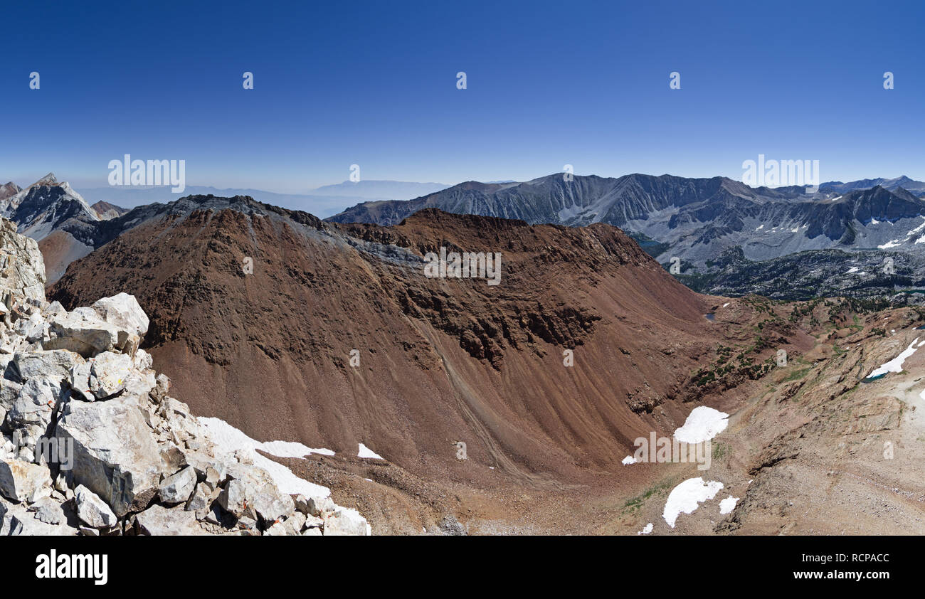 Panorama dalla vetta di McGee passare il picco nelle montagne della Sierra Nevada della California guardando a nord-est Foto Stock