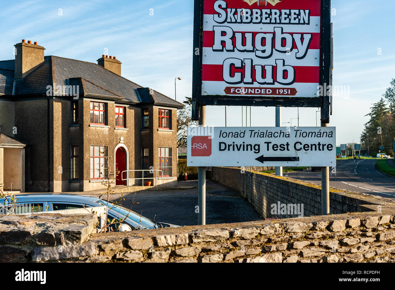 Strada irlandese autorità di sicurezza e la prova di guida al centro di Skibbereen club di rugby, Skibbereen, West Cork, Irlanda con copia spazio. Foto Stock
