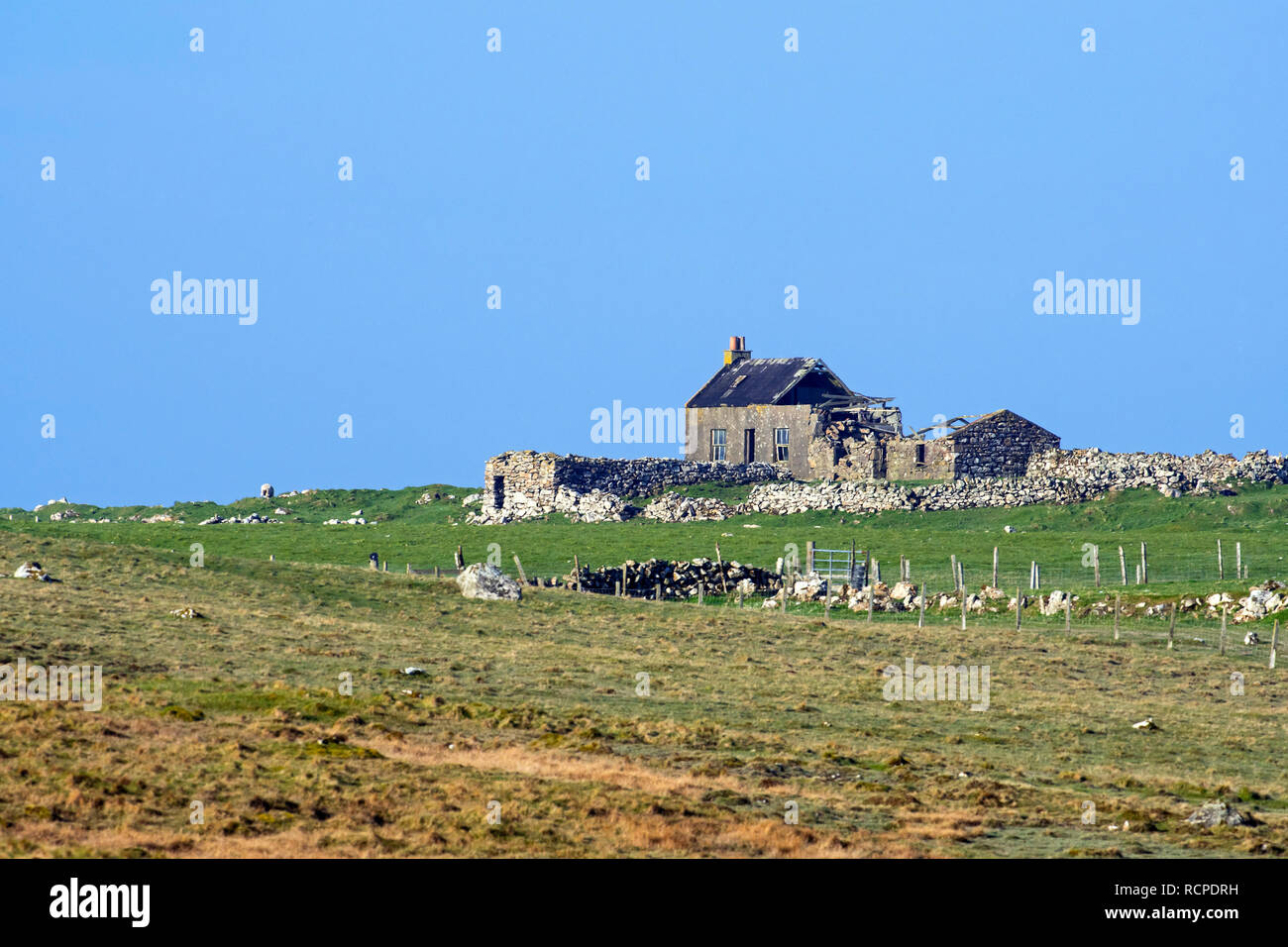 Abbandonate e fatiscenti crofter's house, isole Shetland, Scotland, Regno Unito Foto Stock