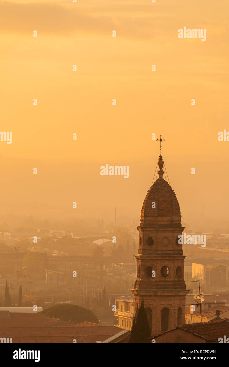 Abbazia dei Santi Flora e Lucilla bella e caratteristica vecchia torre campanaria eretta nel 1650 in Arezzo citta vecchia, avvolto nella nebbia al tramonto magic atmopher Foto Stock