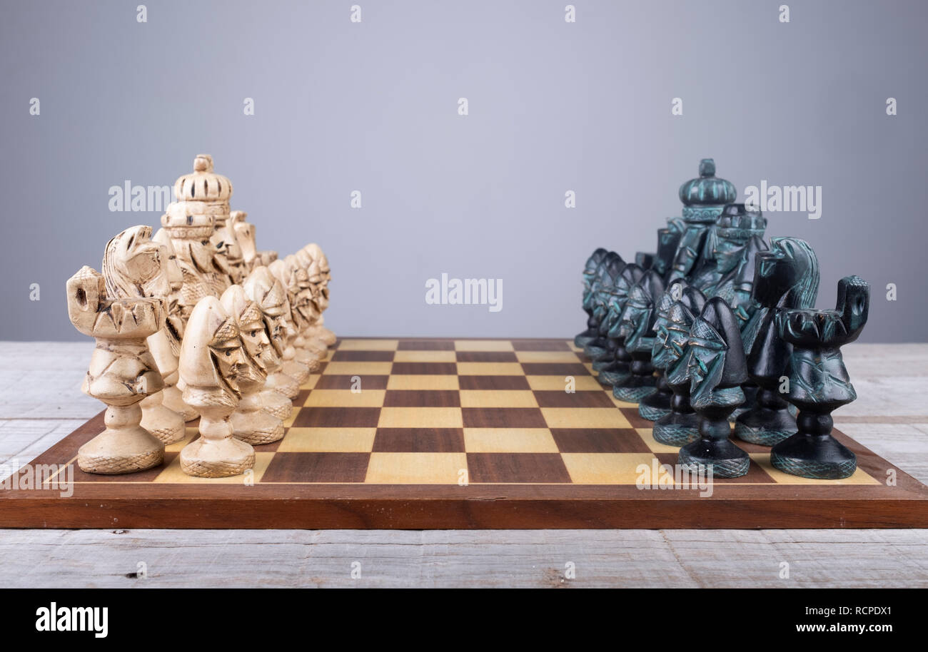 Scacchiera con i pezzi messi in ordine Foto Stock