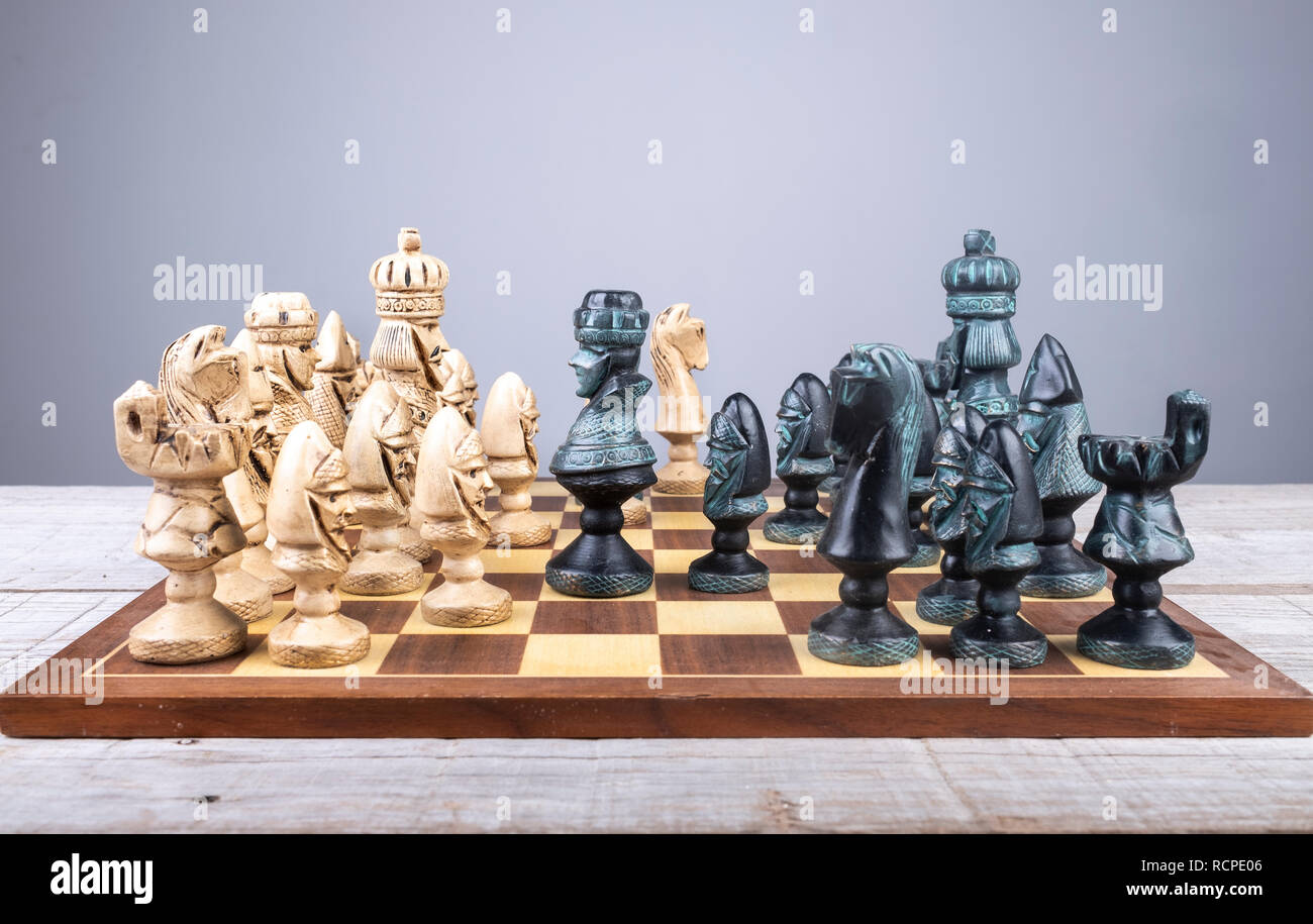 Momento di un gioco di scacchi con pezzi della collezione Foto Stock