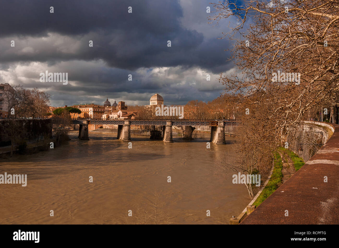 Soleggiato e nuvoloso giorno in inverno Roma lungo il Fiume Tevere Foto Stock