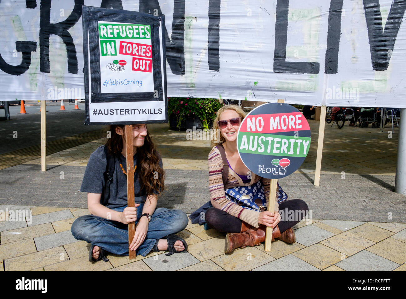 Manifestanti portando cartelli sono ritratte marciando attraverso Bristol durante una manifestazione di protesta a marzo e il rally a sostegno dei rifugiati. 12/09/2015 Foto Stock