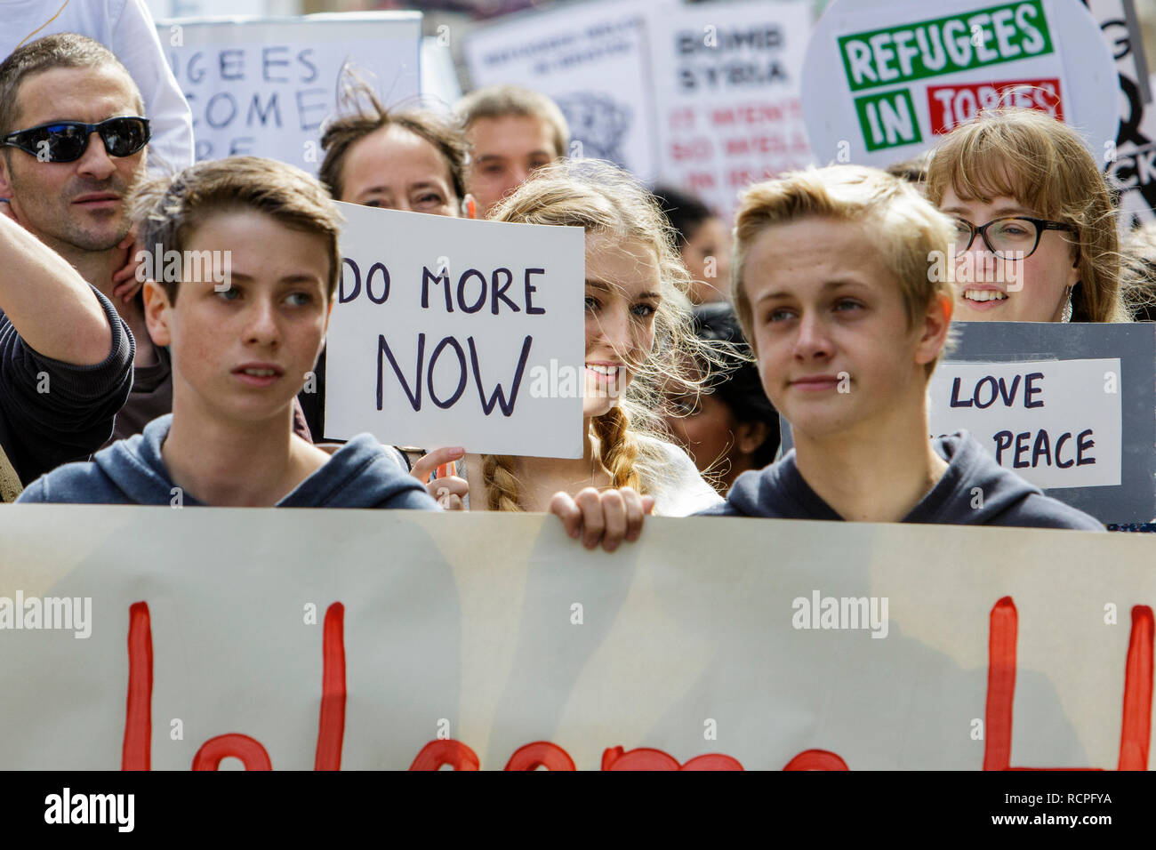 Manifestanti portando cartelli sono ritratte marciando attraverso Bristol durante una manifestazione di protesta a marzo e il rally a sostegno dei rifugiati. 12/09/2015 Foto Stock
