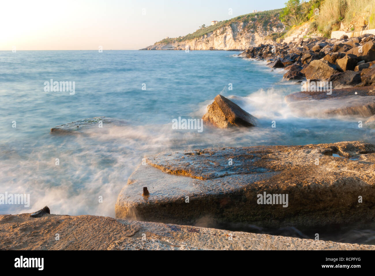 Dettagli del frangiflutti del lungomare di Marina della Lobra Massa Lubrense, vicino Sorrento, prese con lungo tempo a sfumare le onde Foto Stock