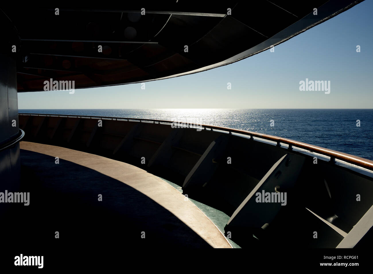 Il lungomare di avanzamento ponte di una nave da crociera al mare. Foto Stock