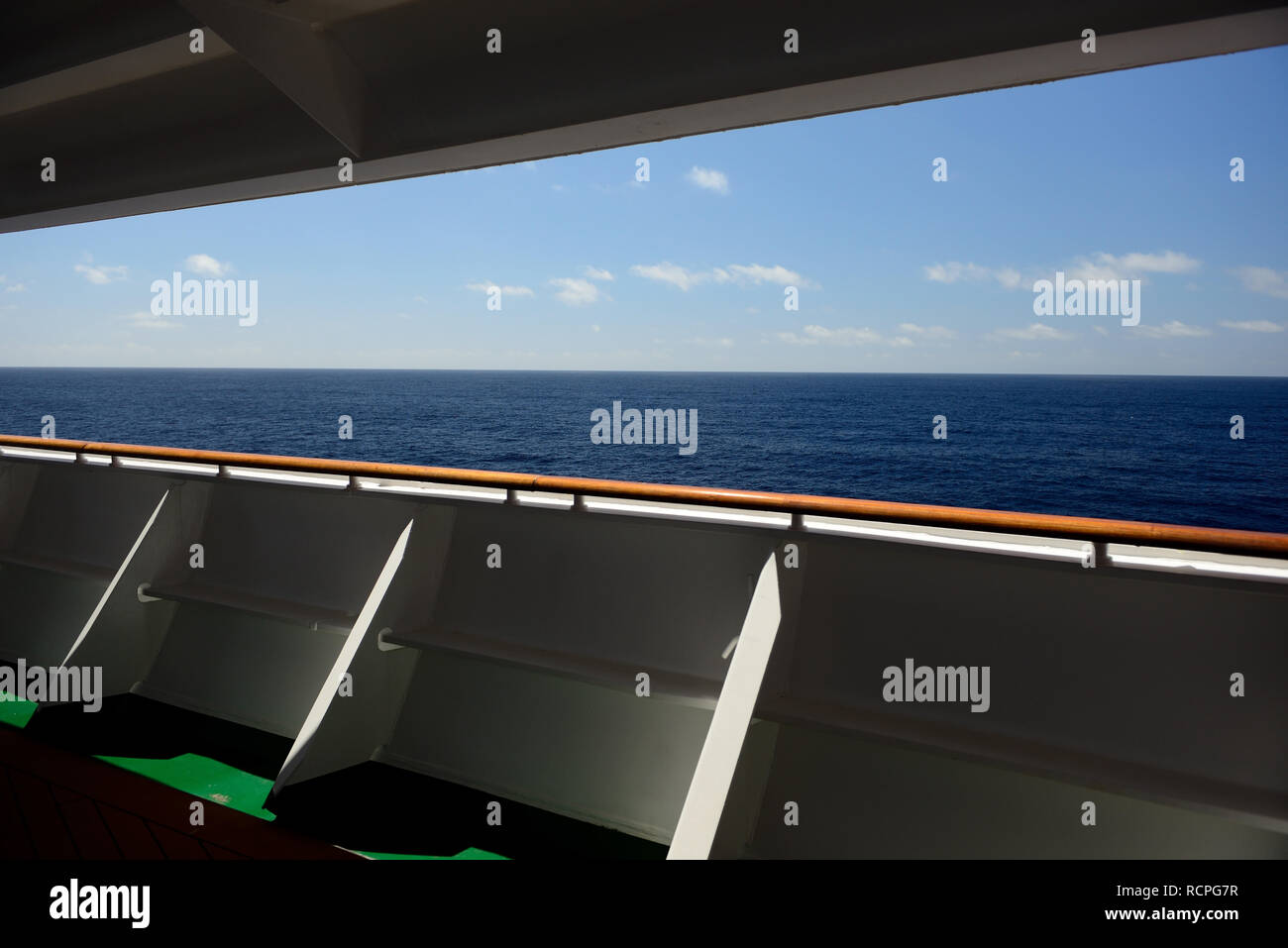 Il lungomare di avanzamento ponte di una nave da crociera al mare. Foto Stock